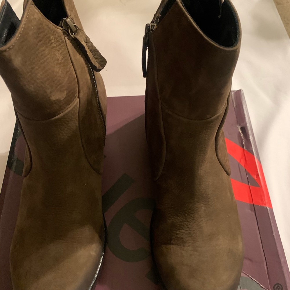 Bueno Forge Army Green Nubuck Leather Ankle Boot Shoes US Size 10-10.5 (EU 41).